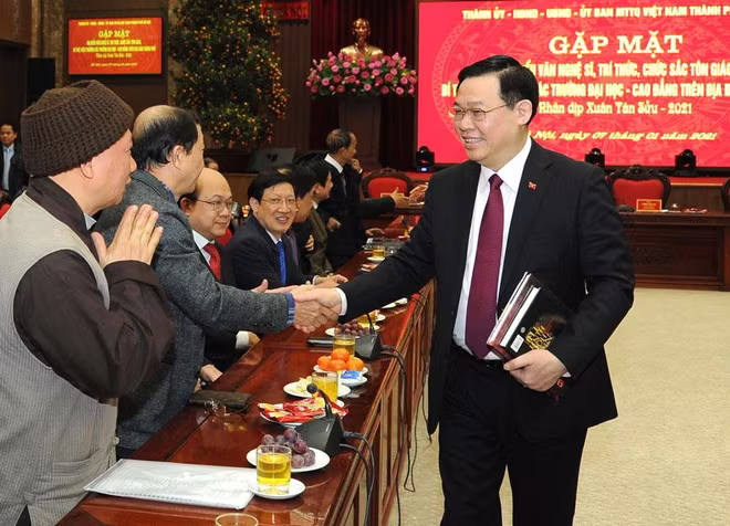 Bí thư Thành ủy Hà Nội Vương Đình Huệ với các đại biểu dự buổi gặp mặt Bí thư Thành ủy Hà Nội Vương Đình Huệ với các đại biểu dự buổi gặp mặt