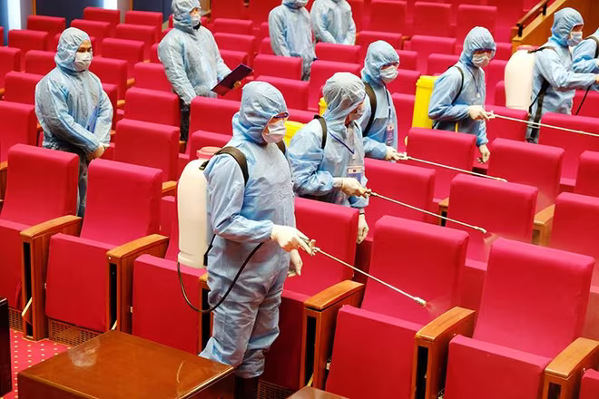 Diễn tập phun khử khuẩn bên trong hội trường phục vụ Đại hội Diễn tập phun khử khuẩn bên trong hội trường phục vụ Đại hội