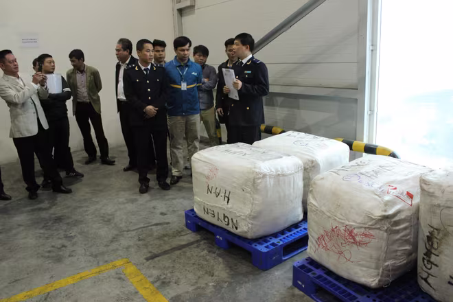 Lực lượng chức năng và CATP Hà Nội phát hiện ma túy giấu bên trong các bọc hàng gửi qua đường chuyển phát nhanh