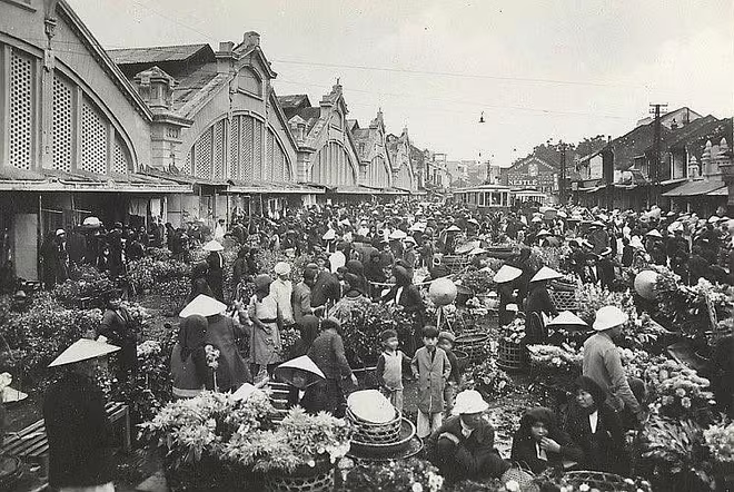 Chợ hoa Tết của Hà Nội bên cạnh chợ Đồng Xuân