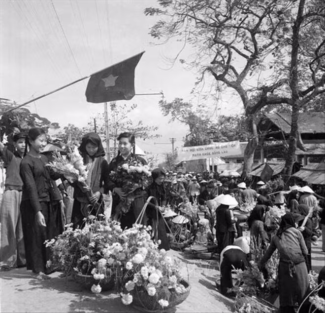 Một gánh hàng hoa trong chợ Tết xưa