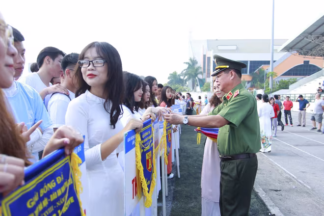 Thiếu tướng Đào Thanh Hải - Phó Giám đốc CATP Hà Nội trao cờ lưu niệm cho các đội bóng tham gia Giải bóng đá học sinh THPT Hà Nội - Báo An ninh Thủ đô Lần thứ XVIII 2018 - Cup Number 1 Active Thiếu tướng Đào Thanh Hải - Phó Giám đốc CATP Hà Nội trao cờ lưu niệm cho các đội bóng tham gia Giải bóng đá học sinh THPT Hà Nội - Báo An ninh Thủ đô Lần thứ XVIII 2018 - Cup Number 1 Active