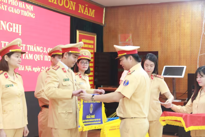 CSGT CATP Hà Nội trao giải cuộc thi “Tìm hiểu các văn bản quy phạm pháp luật trong công tác bảo đảm trật tự an toàn giao thông” năm 2020