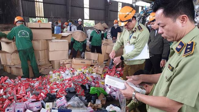 Hàng giả bị lực lượng Quản lý thị trường bắt giữ và tiêu huỷ Hàng giả bị lực lượng Quản lý thị trường bắt giữ và tiêu huỷ