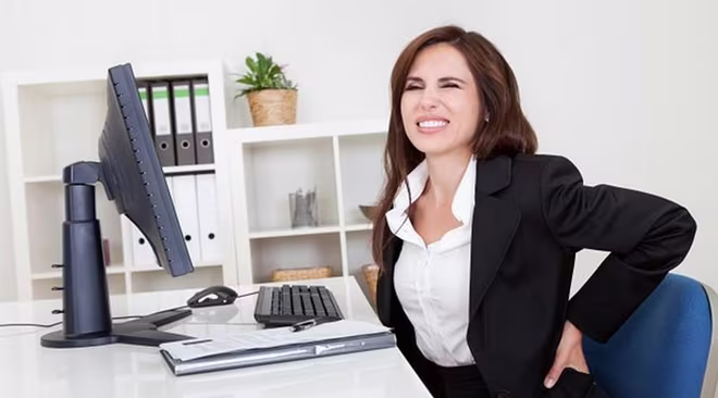 Ngồi lâu trước máy tính sẽ ảnh hưởng lớn đến dây chằng cột sống khi phải đặt một trọng lực lớn trên cơ vai và lưng Ngồi lâu trước máy tính sẽ ảnh hưởng lớn đến dây chằng cột sống khi phải đặt một trọng lực lớn trên cơ vai và lưng