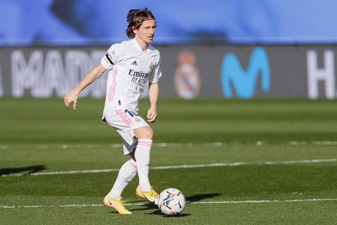 10. Luka Modric (Real Madrid). Ngôi sao người Croatia đang chơi những ngày tháng cuối cùng trong màu áo Kền kền trắng, và có không ít CLB sẵn sàng trải thảm đỏ mời Quả bóng Vàng 2018 về đầu quân.