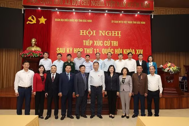 Bộ trưởng Tô Lâm với các đại biểu tại buổi tiếp xúc cử tri