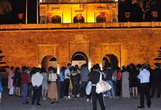 Du khách tham quan, trải nghiệm tại di sản Hoàng thành Thăng Long về đêm