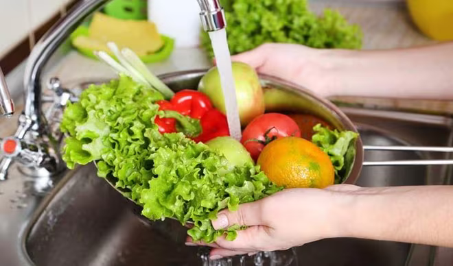 Nên ngâm rửa rau quả nhiều lần dưới vòi nước chảy rồi mới chế biến