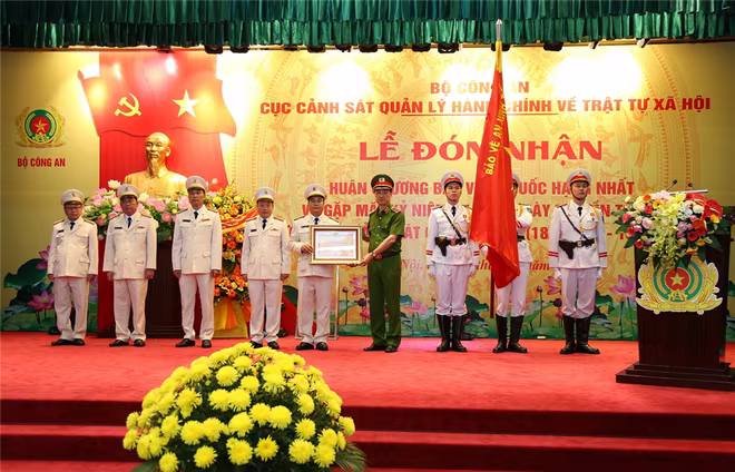 Thừa ủy quyền của Chủ tịch nước, Thứ trưởng Nguyễn Duy Ngọc trao Huân chương Bảo vệ Tổ quốc hạng Nhất cho Cục Cảnh sát QLHC về TTXH Thừa ủy quyền của Chủ tịch nước, Thứ trưởng Nguyễn Duy Ngọc trao Huân chương Bảo vệ Tổ quốc hạng Nhất cho Cục Cảnh sát QLHC về TTXH