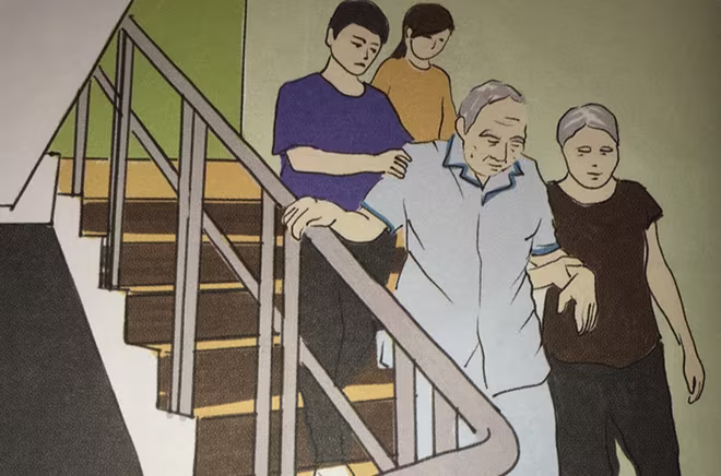 Hình 32: Hỗ trợ nhau khi thoát nạn bằng thang bộ Hình 32: Hỗ trợ nhau khi thoát nạn bằng thang bộ