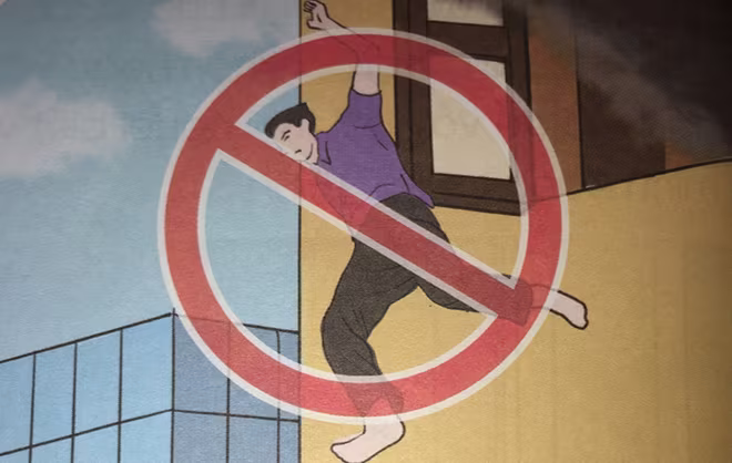 Hình 34: Không nhảy từ trên cao xuống khi chưa đảm bảo an toàn Hình 34: Không nhảy từ trên cao xuống khi chưa đảm bảo an toàn