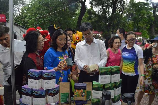 Các đại biểu cùng người dân tham quan các gian hàng tại Tuần hàng Việt lần thứ 2 năm 2021 Các đại biểu cùng người dân tham quan các gian hàng tại Tuần hàng Việt lần thứ 2 năm 2021