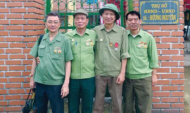 Những người lính tham gia công tác binh vận ngày đó (từ trái qua: tác giả - Binh nhất Ngụy Hoàng Sơn, Hạ sỹ Trần Văn Khiêm, Binh nhất Nguyễn Tấn Liên, Binh nhất Đinh Gia Vượng) Những người lính tham gia công tác binh vận ngày đó (từ trái qua: tác giả - Binh nhất Ngụy Hoàng Sơn, Hạ sỹ Trần Văn Khiêm, Binh nhất Nguyễn Tấn Liên, Binh nhất Đinh Gia Vượng)