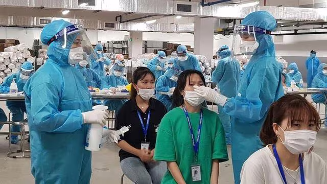 Lực lượng y tế triển khai tiêm vaccine cho công nhân ở hai tâm dịch Bắc Ninh và Bắc Giang Lực lượng y tế triển khai tiêm vaccine cho công nhân ở hai tâm dịch Bắc Ninh và Bắc Giang