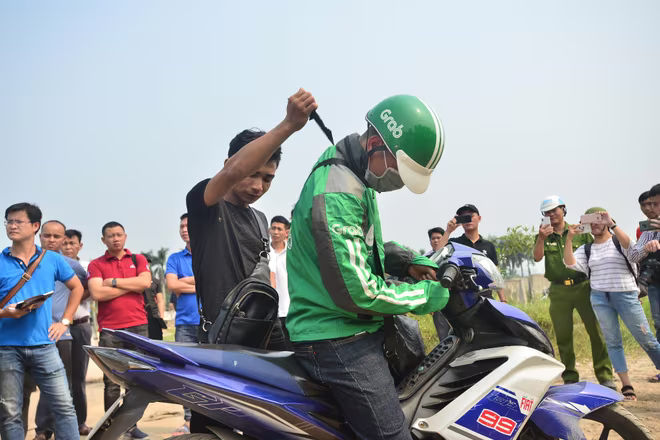 Pháp luật có những mức án nghiêm khắc cho những hành vi phạm tội (Trong ảnh: Một đối tượng cướp “xe ôm” trên địa bàn Hà Nội đang thực nghiệm hiện trường dưới sự giám sát của lực lượng chức năng). Ảnh: Lam Thanh Pháp luật có những mức án nghiêm khắc cho những hành vi phạm tội (Trong ảnh: Một đối tượng cướp “xe ôm” trên địa bàn Hà Nội đang thực nghiệm hiện trường dưới sự giám sát của lực lượng chức năng). Ảnh: Lam Thanh