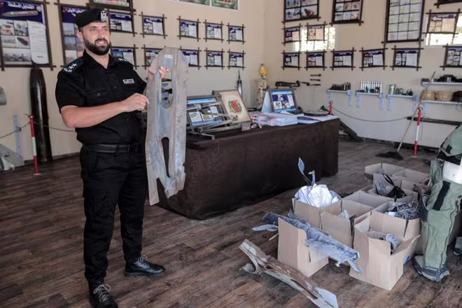 Đại úy Mohammed Meqdad trưng tàn tích của đầu đạn Israel phát nổ trong một cuộc tấn công trên phố Wehda, ở Gaza Đại úy Mohammed Meqdad trưng tàn tích của đầu đạn Israel phát nổ trong một cuộc tấn công trên phố Wehda, ở Gaza