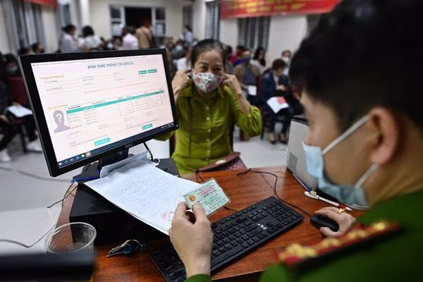 Lực lượng công an khẩn trương không quản ngại ngày cũng như đêm và cả ngày nghỉ lễ để làm thủ tục cấp căn cước công dân gắn chíp cho người dân Lực lượng công an khẩn trương không quản ngại ngày cũng như đêm và cả ngày nghỉ lễ để làm thủ tục cấp căn cước công dân gắn chíp cho người dân
