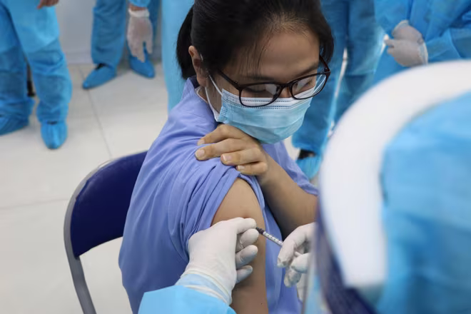 Vaccine đã chứng minh là thứ vũ khí an toàn và hiệu quả để đẩy lùi đại dịch Covid-19 nhằm đưa cuộc sống trở lại trạng thái bình thường mới Vaccine đã chứng minh là thứ vũ khí an toàn và hiệu quả để đẩy lùi đại dịch Covid-19 nhằm đưa cuộc sống trở lại trạng thái bình thường mới