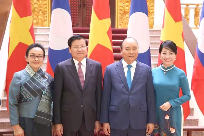 Đồng chí Thongloun Sisoulith và Phu nhân được đồng chí Nguyễn Xuân Phúc và Phu nhân đón tiếp trong chuyến thăm cấp cao đến Việt Nam, năm 2019 Đồng chí Thongloun Sisoulith và Phu nhân được đồng chí Nguyễn Xuân Phúc và Phu nhân đón tiếp trong chuyến thăm cấp cao đến Việt Nam, năm 2019