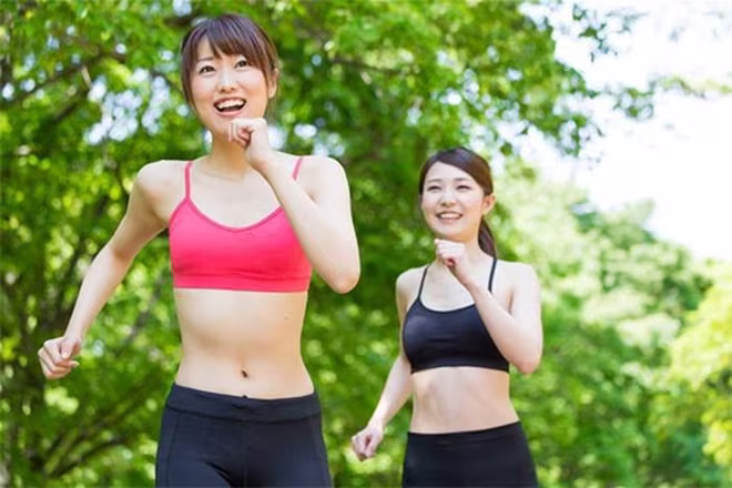 Vào mùa hè, thời điểm thích hợp nhất để tập thể dục là vào sáng sớm hoặc chiều muộn Vào mùa hè, thời điểm thích hợp nhất để tập thể dục là vào sáng sớm hoặc chiều muộn