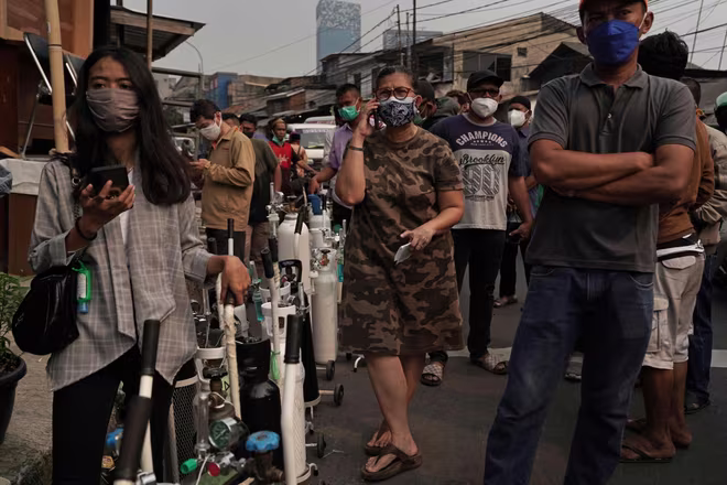 Người dân Jakarta xếp hàng dài chờ mua đầy bình oxy cá nhân Người dân Jakarta xếp hàng dài chờ mua đầy bình oxy cá nhân