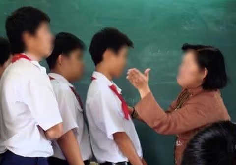 Giáo viên có thể bị phạt tù đến 5 năm nếu có hành vi xúc phạm danh dự học sinh. Ảnh minh hoạ Giáo viên có thể bị phạt tù đến 5 năm nếu có hành vi xúc phạm danh dự học sinh. Ảnh minh hoạ