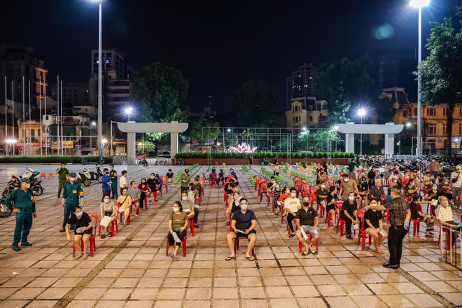 Người dân xếp hàng chờ tiêm vaccine vào buổi tối. Ảnh: Phú Khánh Người dân xếp hàng chờ tiêm vaccine vào buổi tối. Ảnh: Phú Khánh