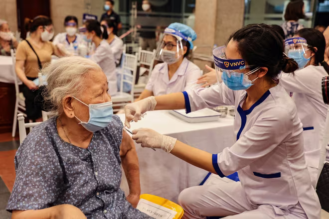 Người cao tuổi, người có bệnh lý nền được ưu tiên tiêm vaccine trong đợt này Người cao tuổi, người có bệnh lý nền được ưu tiên tiêm vaccine trong đợt này