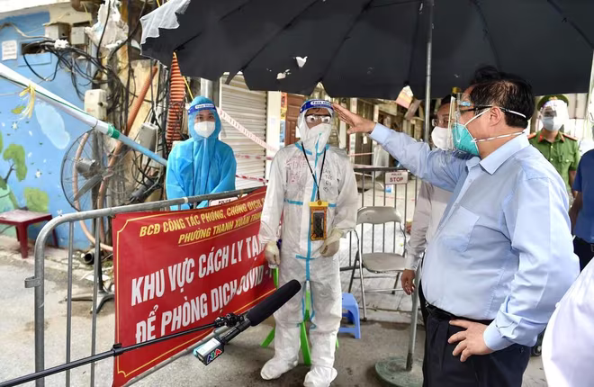 Thủ tướng Phạm Minh Chính đột xuất kiểm tra công tác phòng chống dịch tại phường Thanh Xuân Trung vào chiều 31-8 Thủ tướng Phạm Minh Chính đột xuất kiểm tra công tác phòng chống dịch tại phường Thanh Xuân Trung vào chiều 31-8