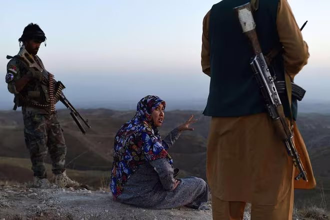 Nữ thủ lĩnh Salima Mazari cùng các chiến binh ở Charkint, tỉnh Balkh thăm chiến tuyến chống Taliban hôm 14-7-2021 Nữ thủ lĩnh Salima Mazari cùng các chiến binh ở Charkint, tỉnh Balkh thăm chiến tuyến chống Taliban hôm 14-7-2021