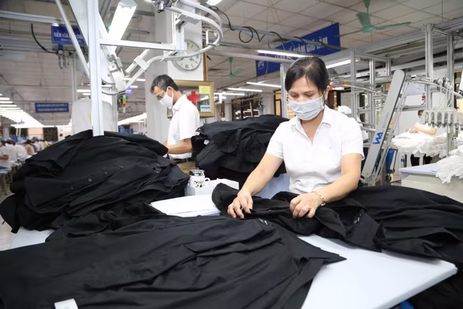 Việc nỗ lực để thực hiện tốt “mục tiêu kép” đã tạo cho Hà Nội thêm động lực, niềm tin cũng như điều kiện thuận lợi để đẩy nhanh quá trình tăng trưởng trở lại trong những tháng tới. Việc nỗ lực để thực hiện tốt “mục tiêu kép” đã tạo cho Hà Nội thêm động lực, niềm tin cũng như điều kiện thuận lợi để đẩy nhanh quá trình tăng trưởng trở lại trong những tháng tới.