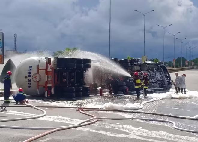 Lực lượng Cảnh sát PCCC và CNCH- CATP Đà Nẵng xử lý sự cố lật xe bồn chở gas
