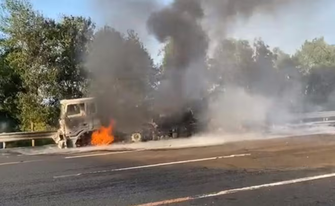 Xe bồn chở xăng dầu bị lật bốc cháy trên cao tốc Hà Nội- Hải Phòng