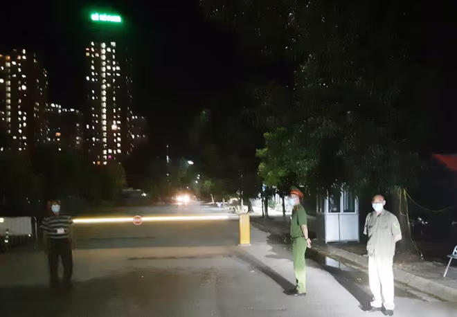 CAP Mễ Trì gác đêm tại một khu vực bị phong tỏa CAP Mễ Trì gác đêm tại một khu vực bị phong tỏa