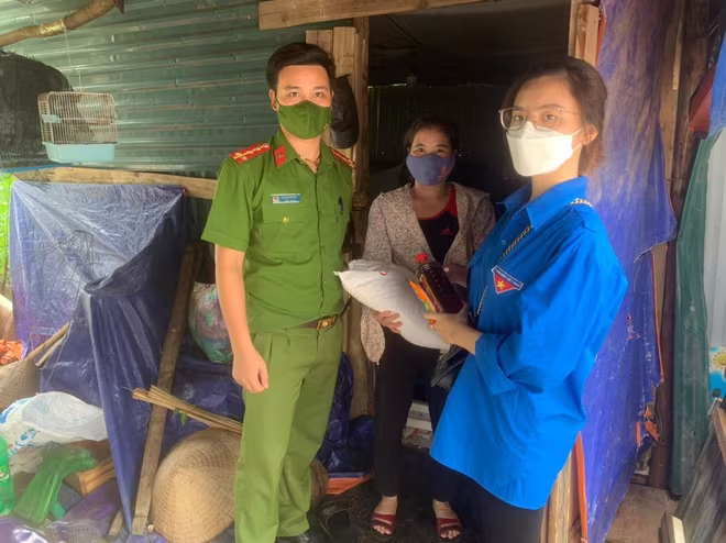 Đại úy Bùi Minh Đại, Bí thư Đoàn thanh niên CAP Mễ Trì tặng quà một người có hoàn cảnh khó khăn trong những ngày giãn cách xã hội Đại úy Bùi Minh Đại, Bí thư Đoàn thanh niên CAP Mễ Trì tặng quà một người có hoàn cảnh khó khăn trong những ngày giãn cách xã hội