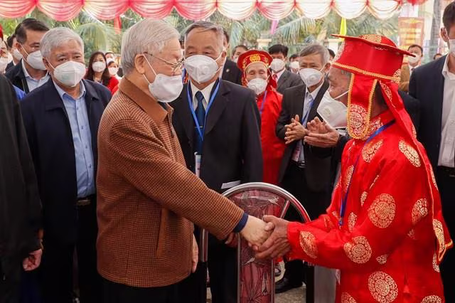 Tổng Bí thư Nguyễn Phú Trọng thăm hỏi các cụ cao niên thôn 5, xã Yên Sở, huyện Hoài Đức Tổng Bí thư Nguyễn Phú Trọng thăm hỏi các cụ cao niên thôn 5, xã Yên Sở, huyện Hoài Đức