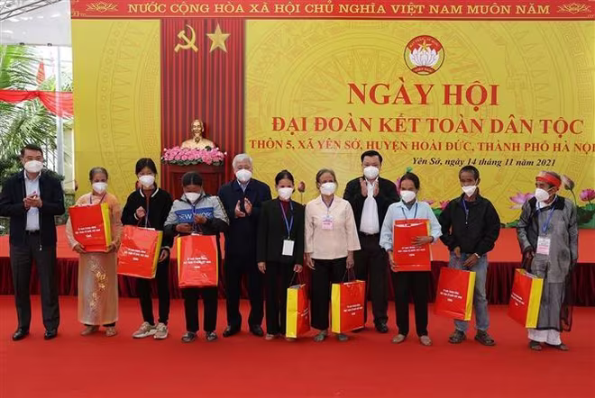 Chủ tịch Ủy ban Trung ương Mặt trận Tổ quốc Việt Nam Đỗ Văn Chiến, Bí thư Thành ủy Hà Nội Đinh Tiến Dũng và Chánh Văn phòng Trung ương Đảng Lê Minh Hưng tặng quà cán bộ, nhân dân tại thôn 5, xã Yên Sở, huyện Hoài Đức Chủ tịch Ủy ban Trung ương Mặt trận Tổ quốc Việt Nam Đỗ Văn Chiến, Bí thư Thành ủy Hà Nội Đinh Tiến Dũng và Chánh Văn phòng Trung ương Đảng Lê Minh Hưng tặng quà cán bộ, nhân dân tại thôn 5, xã Yên Sở, huyện Hoài Đức