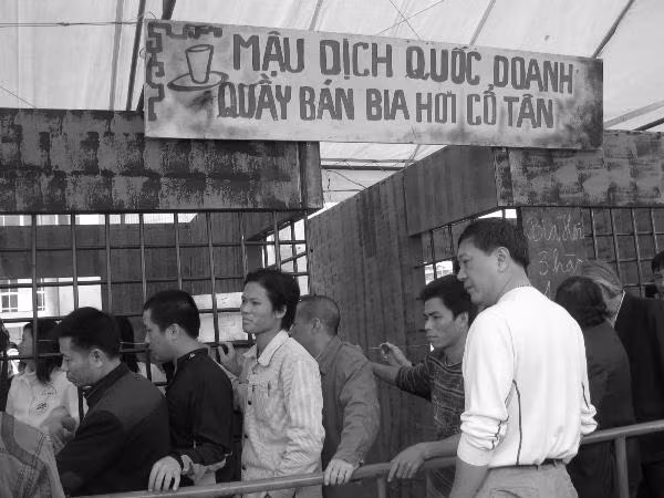 Xếp hàng mua bia hơi thời bao cấp Xếp hàng mua bia hơi thời bao cấp