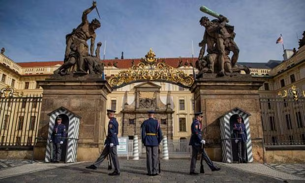 Lâu đài Prague là điểm du lịch nổi tiếng nhất Cộng hòa Czech và cũng là nơi ở chính thức của Tổng thống Lâu đài Prague là điểm du lịch nổi tiếng nhất Cộng hòa Czech và cũng là nơi ở chính thức của Tổng thống