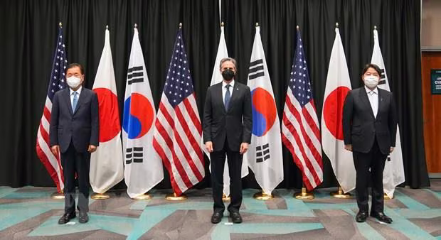 Ngoại trưởng Hàn Quốc Chung Eui-yong, Ngoại trưởng Mỹ Antony Blinken và Ngoại trưởng Nhật Bản Yoshimasa Hayashi tại cuộc họp ba bên ở thành phố Honolulu, Mỹ Ngoại trưởng Hàn Quốc Chung Eui-yong, Ngoại trưởng Mỹ Antony Blinken và Ngoại trưởng Nhật Bản Yoshimasa Hayashi tại cuộc họp ba bên ở thành phố Honolulu, Mỹ