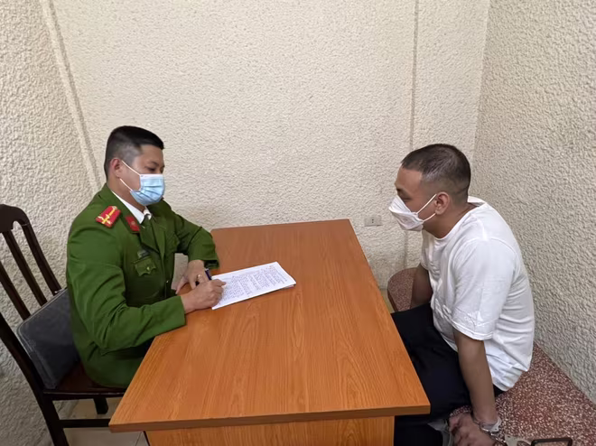 Ghi lời khai đối tượng Nguyễn Văn Hiếu (áo trắng)