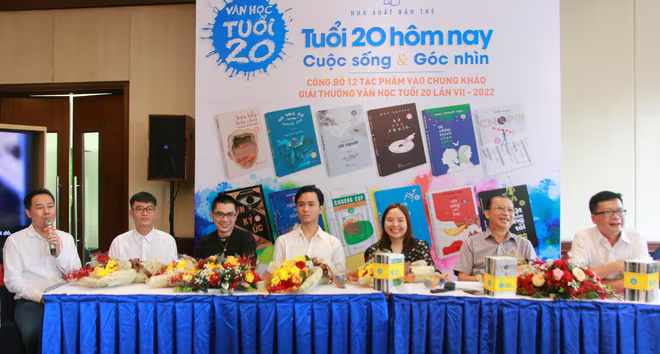 Các tác giả trẻ giao lưu tại lễ công bố 12 tác phẩm vào chung khảo “Văn học tuổi 20” lần 7 Các tác giả trẻ giao lưu tại lễ công bố 12 tác phẩm vào chung khảo “Văn học tuổi 20” lần 7