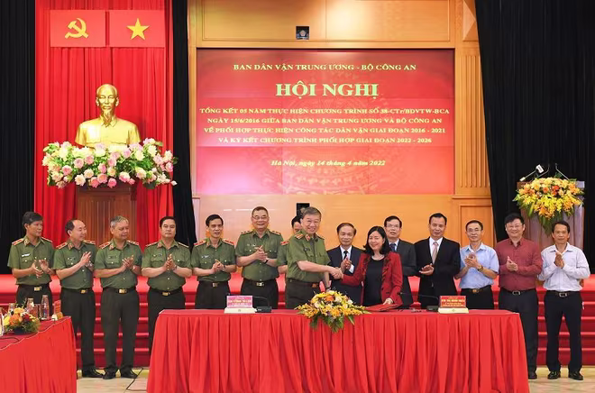 Đại tướng Tô Lâm - Ủy viên Bộ Chính trị, Bí thư Đảng ủy Công an Trung ương, Bộ trưởng Bộ Công an và đồng chí Bùi Thị Minh Hoài - Bí thư Trung ương Đảng, Trưởng Ban Dân vận Trung ương ký kết Chương trình phối hợp thực hiện công tác dân vận giữa Bộ Công an và Ban Dân vận Trung ương giai đoạn 2022 - 2026