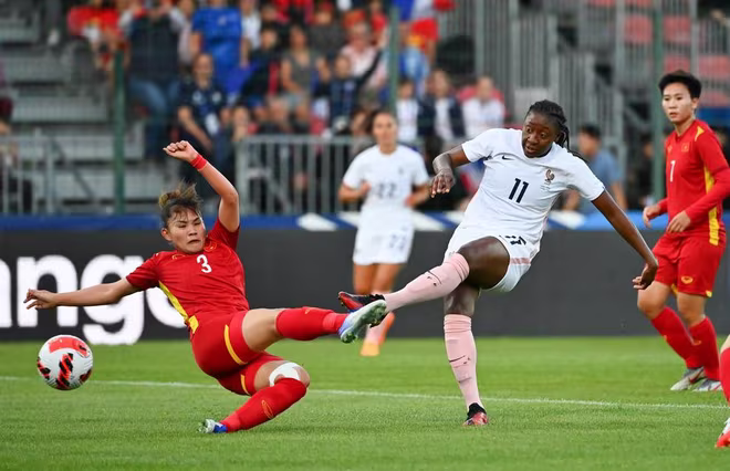 Đội tuyển nữ Việt Nam (áo sẫm) trong trận giao hữu với tuyển Pháp trước thềm World Cup 2023 Đội tuyển nữ Việt Nam (áo sẫm) trong trận giao hữu với tuyển Pháp trước thềm World Cup 2023