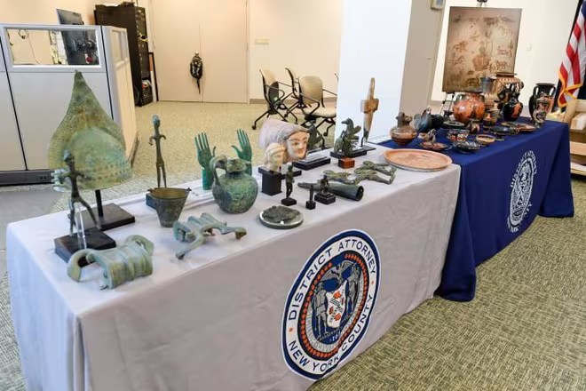 Hàng loạt cổ vật bị đánh cắp đã được giới chức New York trao trả lại Italia Hàng loạt cổ vật bị đánh cắp đã được giới chức New York trao trả lại Italia