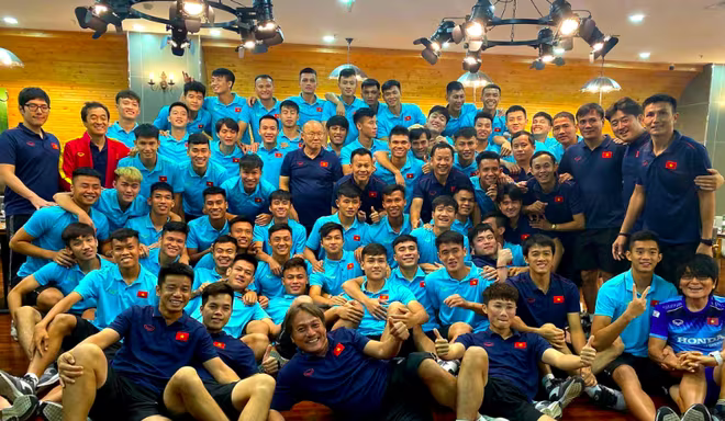 Thầy Park trong một buổi liên hoan cùng đồng nghiệp, học trò