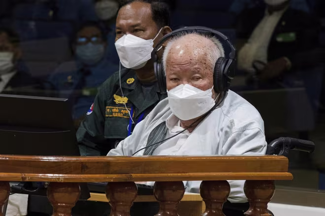 Cựu thủ lĩnh Khmer Đỏ Khieu Samphan, 91 tuổi trong phiên phúc thẩm ngày 22-9 Cựu thủ lĩnh Khmer Đỏ Khieu Samphan, 91 tuổi trong phiên phúc thẩm ngày 22-9