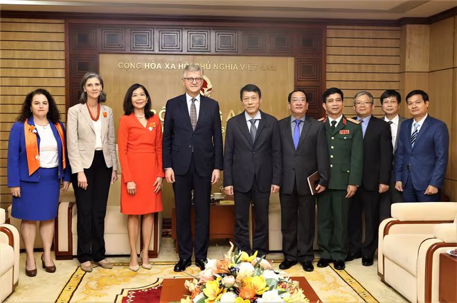 Thượng tướng Lương Tam Quang, Ủy viên Trung ương Đảng, Thứ trưởng Bộ Công an; Ngài Jean-Pierre Lacroix, Phó Tổng Thư ký Liên hợp quốc và các đại biểu tại buổi tiếp Thượng tướng Lương Tam Quang, Ủy viên Trung ương Đảng, Thứ trưởng Bộ Công an; Ngài Jean-Pierre Lacroix, Phó Tổng Thư ký Liên hợp quốc và các đại biểu tại buổi tiếp