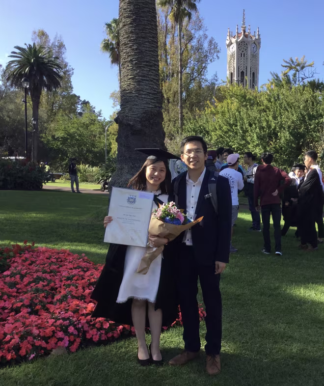 Chị Trần Bảo Ngọc Hà và chồng trong lễ tốt nghiệp cao học Chị Trần Bảo Ngọc Hà và chồng trong lễ tốt nghiệp cao học